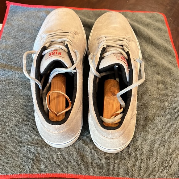 Nike Satire casual sneaker light grey, red and white 536404-064 size 12 - Picture 4 of 6